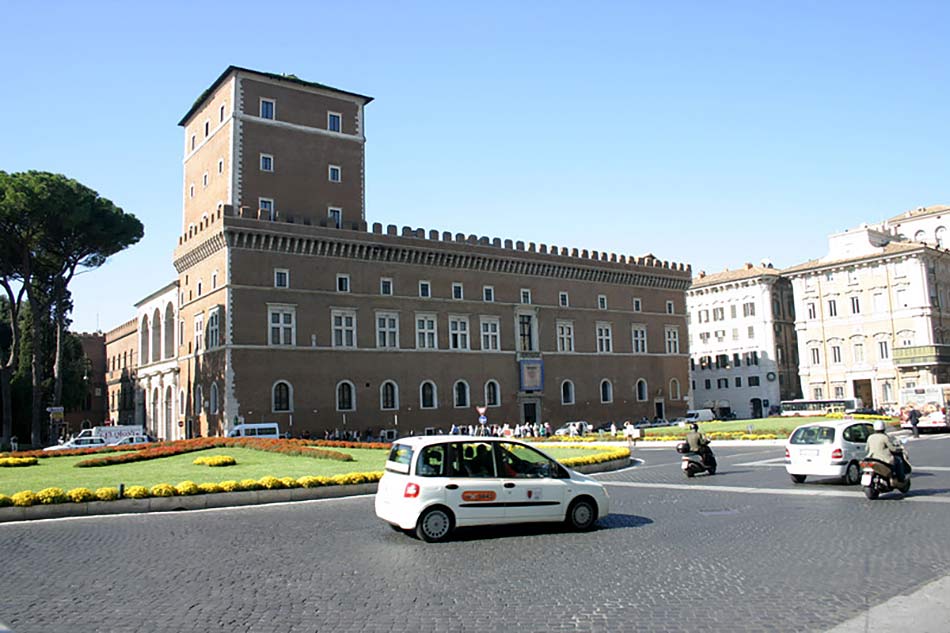 Come arrivare dalla Stazione Termini al Museo Nazionale di Palazzo Venezia in bus